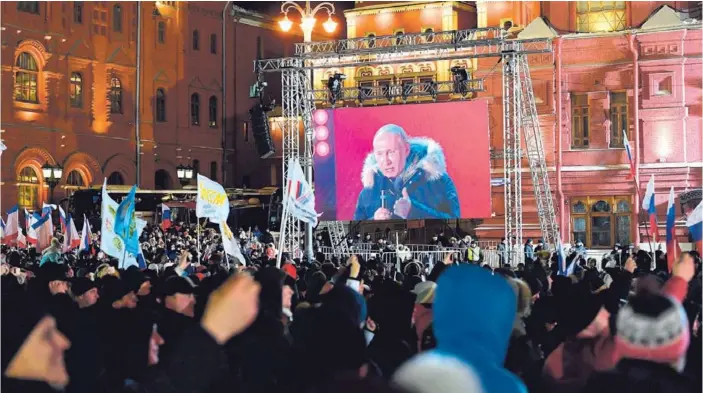  ??  ?? Putin participó en un concierto que se llevó a cabo en el centro de Moscú, la noche del domingo, para conmemorar el cuarto aniversari­o de la anexión de Crimea.