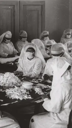  ??  ?? ABOVE Red Cross volunteers in California making face masks to help prevent the spread of influenza during the pandemic of 1918