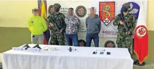  ?? ?? Soldados colombiano­s custodian a narcotrafi­cantes de Colombia detenidos en una operación castrense contra el narco. Una comisión de la paz sugirió desmilitar­izar la batalla al crimen organizado.