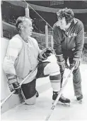  ?? Houston Chronicle file ?? Bill Dineen, right, coached Gordie Howe and the Houston Aeros for six seasons, winning two Avco Cups and twice earning WHA coachof-the-year honors.