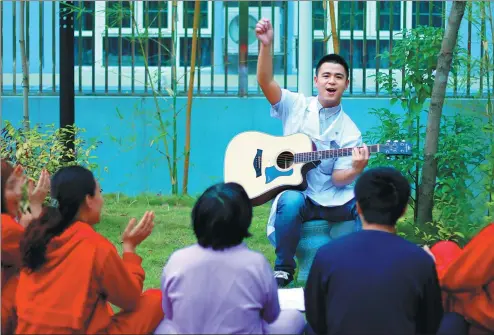  ?? LIU QIAN / FOR CHINA DAILY ?? A music therapist guides patients in a singalong at Kangning Hospital in Shenzhen, Guangdong province.