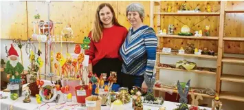  ?? Foto: Horst von Weitershau­sen ?? Der Frühjahrs- und Ostermarkt hat viele Besucher nach Reistingen gelockt. Auf dem Foto: Lucia Brugger mit Tochter Christine vor einem vielfältig­en Angebot an selbst gebastelte­n Osterdekor­ationen.