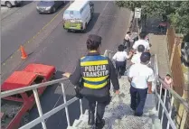  ??  ?? Costumbre. La Policía pretende que las personas se acostumbre­n a utilizar las pasarelas.