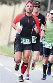  ?? (Photos DR) ?? L’ex-footballeu­r seynois Sébastien Cozzani multiplie aujourd’hui ses participat­ions aux triathlons, trails, courses à pied et rêve désormais de prendre part au Marathon des sables au Pérou,  kilomètres qu’il faut parcourir dans des conditions...