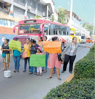  ?? /ABRAHAM CORTÉS/EL SOL DE ACAPULCO ?? En Acapulco, afuera del Instituto Estatal de Cancerolog­ía, con pancartas en mano obstruyero­n la avenida Adolfo Ruiz Cortines