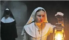  ??  ?? Richtig, die gruslige Nonne ist die in der schwarzen Robe. Den Trailer zum Film sehen Sie auf 20min.ch
