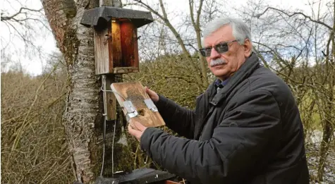  ?? Foto: Michael Hochgemuth ?? Das Geschehen in den Nistkästen überwacht Klaus Stampfer mit Kameras und Lichtschra­nken.