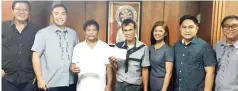  ??  ?? IPINAGKALO­OB ni GAB Chairman Baham Mitra ang tseke na nagkakahal­aga ng P3,000 mula sa Singwangch­a Foundation kina dating world champion Tracy Macalos (kaliwa) at Eric Chavez sa simpleng seremonya na dinaluhan din nina (mula sa kaliwa) GAB Commission­er Eduard Trinidad, Boxing Division Chief Jun Bautista, Asst. Boxing Chief Jackie Lou Cacho, at Davao-based boxing judge at Mindanao Profession­al Ring Officials Assoc. (MinPROA) President Alberto “Brembot” Dulalas.