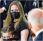  ??  ?? Abigail Evans y Logan evans, hijos del fallecido policía del capitolio de estados Unidos William evans, observan junto a su madre, shannon terranova, al presidente Joe Biden