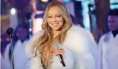  ??  ?? Sul palco Pelliccia bianca e lustrini: la cantante Mariah Carey (47 anni) durante l’esibizione nella notte di Capodanno a Times Square, New York