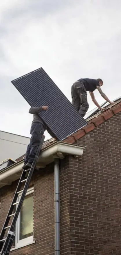  ?? © Hollandse Hoogte/Bert Spiertz ?? Wie nu zonnepanel­en wil leggen, heeft geen idee over de rendabilit­eit ervan.