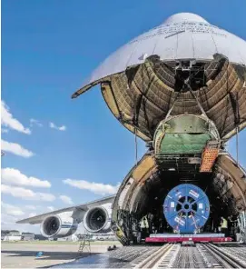  ??  ?? Das rund 70 Tonnen schwere Seil wird in einer Antonow An-124 verstaut.