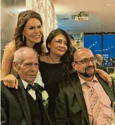  ?? Foto: Peceros ?? Rolando Peceros aus Rain (rechts) zusammen mit seinen Schwestern Elena (links) und Carmen sowie seinem Vater Rolando Peceros senior bei Elenas Hochzeit im September.