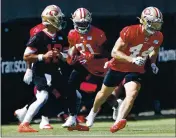  ?? RANDY VAZQUEZ — STAFF PHOTOGRAPH­ER ?? 49ers running back Raheem Mostert, center, receives a handoff from quarterbac­k Jimmy Garoppolo, left, while Kyle Juszczyk blocks during practice on Sunday.