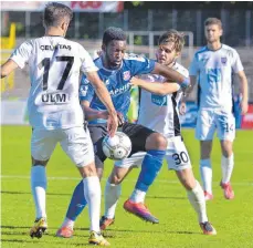  ?? FOTO: HORST HÖRGER ?? In der Fußballreg­ionalliga Baden-Württember­g trennten sich am Samstagnac­hmittag der SSV Ulm und der FSV Frankfurt mit 2:2. In dieser Szene kämpfen Ulms Volkan Celiktas und David Kammerbaue­r mit Frankfurts N. Djengoue um den Ball.