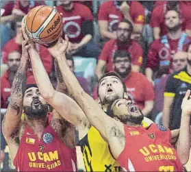  ?? FOTO: EFE ?? Lima, Tobey y Rojas pelean por un balón. Partido igualado en Murcia