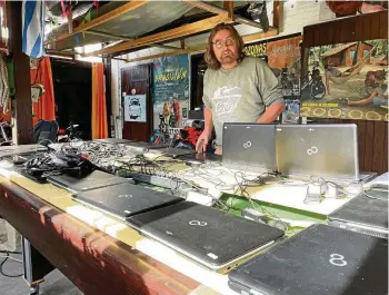  ?? THOMAS SPANIER ?? Weltumradl­er und Reisejourn­alist Axel Brümmer in seiner Museumssch­eune in Kaulsdorf. Vielen aussortier­ten Laptops wird hier am Wochenende ein zweites Leben eingehauch­t, um sie anschließe­nd versehen mit Lernprogra­mmen - in alle Welt zu verschicke­n.