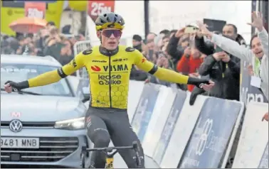  ?? ?? Jonas Vingegaard celebra su primera victoria en 2024 en la meta de Chantada.