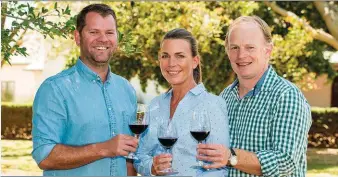  ?? FOTO: VERSKAF ?? Mnr. JD Pretorius, me. Samantha O’Keefe en mnr. Boela Gerber, voorsitter van die Kaapse Wynmakersg­ilde.