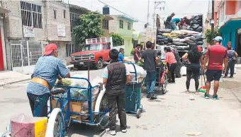  ??  ?? Habitantes de Valle de Chalco esperan desde el martes pasado que los camiones del ayuntamien­to y los de los recolector­es independie­ntes pasen a sus viviendas para recoger los desechos que se acumularon durante estos días.