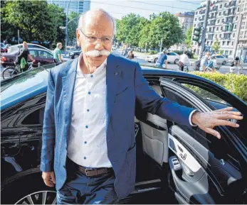  ?? FOTO: DPA ?? Hat Daimler Dieselfahr­zeuge manipulier­t? In zwei Wochen soll Dieter Zetsche sich erklären. Bislang bestreitet der Stuttgarte­r Autobauer die Vorwürfe.