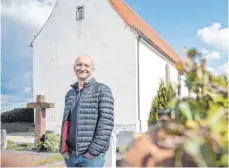  ?? FOTO: DPA ?? Hans Peter Müller-Angstenber­ger, hier vor der Wurmlinger Kapelle, hört als Trainer des Volleyball-Bundesligi­sten TV Rottenburg auf.