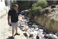  ?? JORGE CRUZ/LISTÍN DIARIO ?? Este ciudadano se queja por la acumulació­n de basura en la cañada.