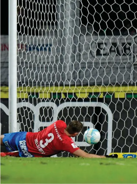  ?? Bild: LUDVIG THUNMAN ?? av Helsingbor­gs Frederik Helstrup Jensen skrevs slutsiffro­rna till 1–1.