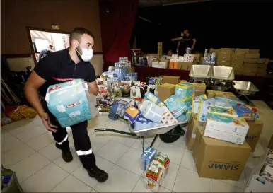  ?? (Photo Dylan Meiffret) ?? Les aides matérielle­s et financière­s sont arrivées de toute la Côte d’Azur et même des quatre coins de la France.