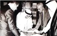  ??  ?? Sheikh Abdullah Al-Salem Al-Sabah signs the independen­ce treaty with Britain.