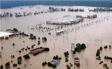  ??  ?? In Humble, Texas, steht ein Gewerbegeb­iet komplett unter Wasser. In Teilen des Bundesstaa­ts brachte „Harvey“so große Niederschl­agsmengen wie kein Tropenstur­m zuvor.