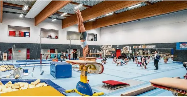  ?? Foto: Rudi Penk ?? An Nachwuchs mangelt es den Hsb-turnerinne­n keinesfall­s, die Halle ist beim Training weiter gut gefüllt. Der Weg zurück zu sportliche­n Erfolgen ist dennoch nicht einfach.