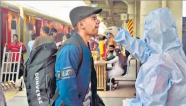 ?? ANSHUMAN POYREKAR/HT PHOTO ?? Health worker collects swab samples of passengers at Dadar station in Mumbai on Monday.