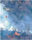  ?? FOTO: ESTALIN IRÍAS ?? Desde helicópter­os se bombardeó con agua la zona.