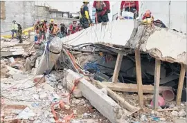  ?? Rong-Gong Lin II Los Angeles Times ?? MORE PEOPLE died at the site of this building in Mexico City — 49 — than any other in the September quake. The structure was made of brittle concrete.