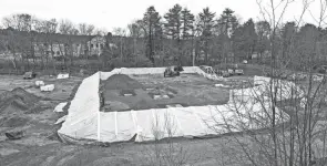  ?? TIM CARTER/TNS ?? This sheltering structure, made of 2x4 framing and plastic sheeting, allows workmen to lay concrete blocks in cold and rainy New Hampshire weather to keep a job moving forward.