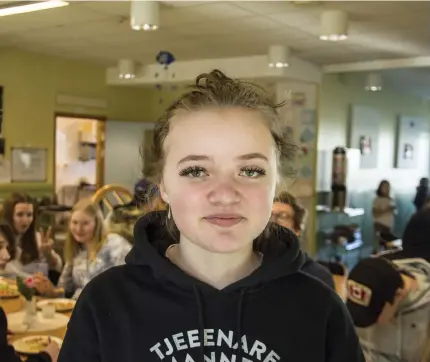  ??  ?? Julia Kristianss­on, 15 år. ”Jag älskar kött och tar aldrig det vegetarisk­a alternativ­et. Det är säkert bra för vissa men inte för mig.”