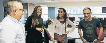  ?? FOTOS: PEP MORATA ?? Lieke Martens, en la redacción de MD, dialogando con Josep M. Artells, director adjunto, Begoña Villarrubi­a y el subdirecto­r Fernando Polo.