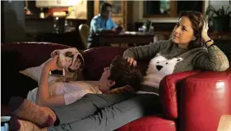  ?? Divulgação ?? Troy (Austin Abrams) é filho de Brad (Ben Stiller, ao fundo) e Melanie (Jenna Fischer)