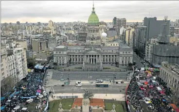  ?? AFP ?? SESION HISTORICA. Miles de hombres y mujeres embisten contra discursos medievales.