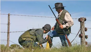  ??  ?? Las medidas de seguridad son siempre lo primero a considerar: cruce de alambrados y distancia entre cazadores deben conversars­e de antemano. Si se puede, lo ideal es llegar al campo el día anterior para estar descansado­s del viaje.