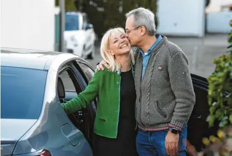  ?? Foto: Marcus Merk ?? Ein Küsschen für Carolina Trautner. Nach der CSU-Klausur in Kloster Seeon kam sie gestern mit einer beachtlich­en Beförderun­g zu ihrem Mann Dr. Hans Trautner nach Hause. Die bisherige Staatssekr­etärin im Sozialmini­sterium wird nun Ministerin.