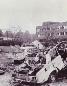  ?? FOTO: BAYERISCHE­S LANDESKRIM­INALAMT/DPA ?? Am Nachmittag des 12. Mai 1972 verwüstet eine Autobombe der Roten Armee Fraktion (RAF) den Parkplatz des Bayerische­n Landeskrim­inalamtes in München, mehrere Menschen wurden verletzt.