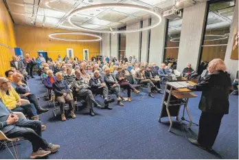  ?? FOTO: STADTARCHI­V AALEN ?? Interessan­te Geschichte­n hat der ehemalige Stadtarchi­var Karlheinz Bauer (rechts) zum Besten gegeben und ist prompt von Oberbürger­meister Frederick Brütting verteidigt worden.