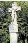  ?? FOTO: MARTIN BAUS ?? Auf „Brudermann­sfeld“in Bebelsheim: Dort wo der Einsiedler lebte und Bösewichte mit Pfeilen auf das Marienbild schossen, erinnert ein Steinkreuz an die Legende, die zur Gründung des Gräfinthal­er Klosters führte.