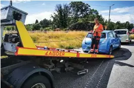  ??  ?? TAUET INN: Bilberger Petter Bringverd ved Viking Agder/grimstad bilberging hentet elbilen. Den ble tatt med inn for videre undersøkel­ser.