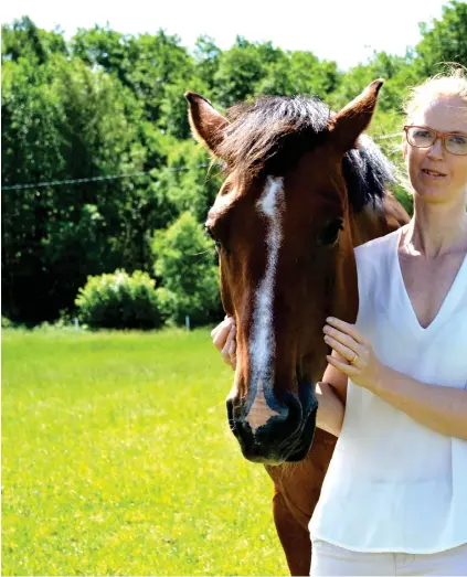  ??  ?? GEMENSAMT SPRÅK. Med händerna och kroppen får Johanna sitt svenska halvblod Axa (med även holländsk stam) att