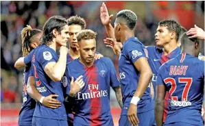  ?? — Gambar Reuters ?? CAVANI (dua kiri) ceria selepas mencipta hatrik ketika membantu PSG menewaskan Monaco pada aksi Ligue 1 Perancis di Stade Louis II, Monaco pada Ahad lepas.