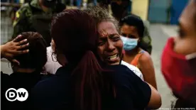  ??  ?? Angehörige trauern um die toten Häftlinge in Guayaquíl