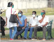  ??  ?? Trabajador­es de la salud conversan en un parque de La Habana, Cuba.